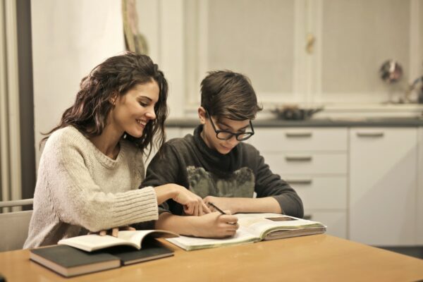 Extra huiswerkbegeleiding na schooltijd kan wonderen verrichten voor je kind